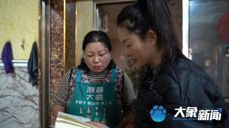 小镇“临时女儿”10元接单，代探留守父母