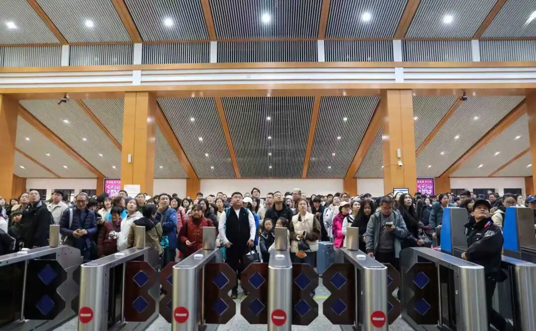 返程高峰来了！国铁南宁局加开1380列动车