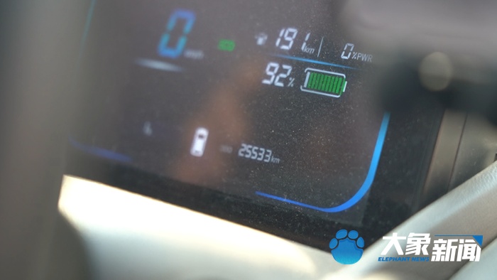 小镇“临时女儿”10元接单，代探留守父母