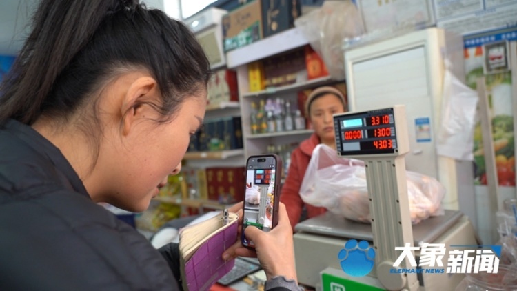 小镇“临时女儿”10元接单，代探留守父母