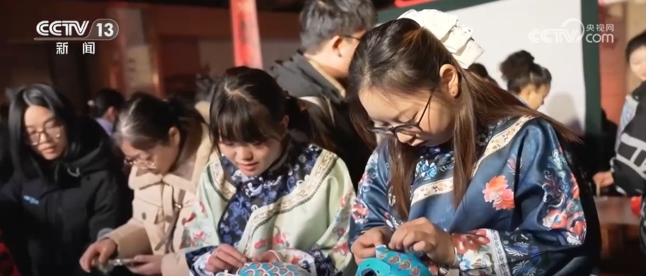 老民俗“走”出来与新消费“连”起来 文旅市场暖意浓游客“乐”享假日 老民俗“走”出来与新消费“连”起来 文旅市场暖意浓游客“乐”享假日