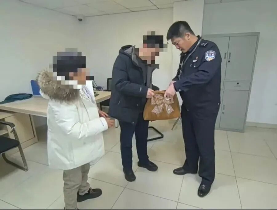 除夕夜，上海老夫妻捡到7万多元红包，4个娃的压岁钱物归原主