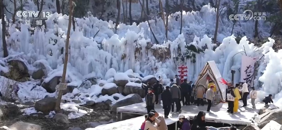 服务保障人员筑牢景区安全防线 让游客安心游玩欢天喜地过大年