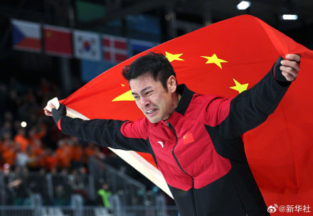 宁忠岩身披国旗庆祝 宁忠岩身披国旗庆祝