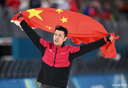 宁忠岩身披国旗庆祝 宁忠岩身披国旗庆祝