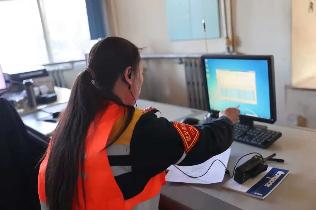 铁路夫妻用对讲机通话超十万次，说得最多的是这两个字……