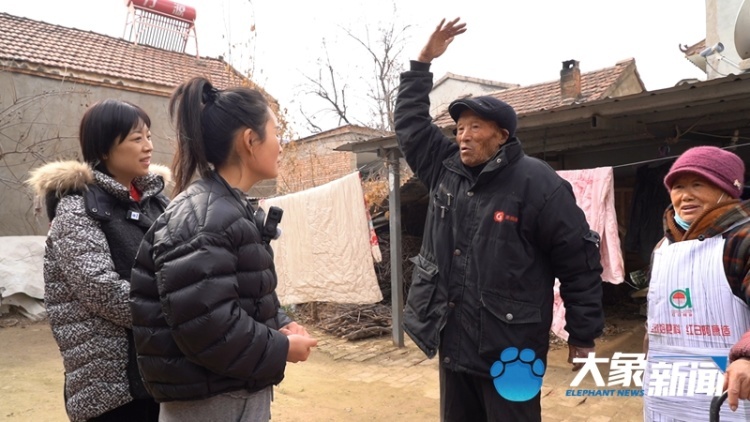 小镇“临时女儿”10元接单，代探留守父母