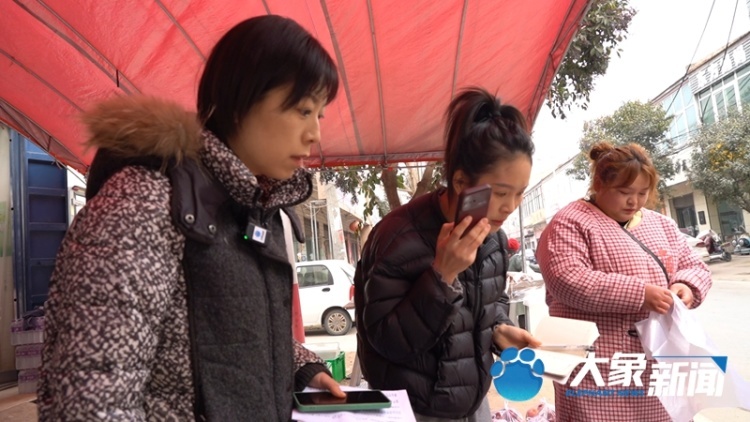 小镇“临时女儿”10元接单，代探留守父母