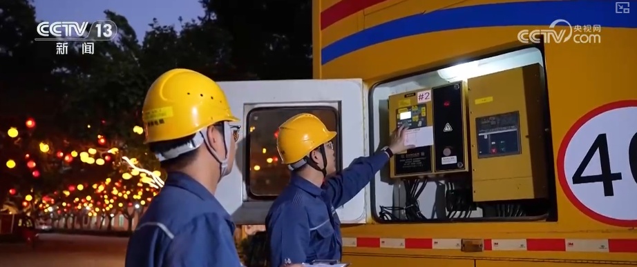 服务保障人员筑牢景区安全防线 让游客安心游玩欢天喜地过大年