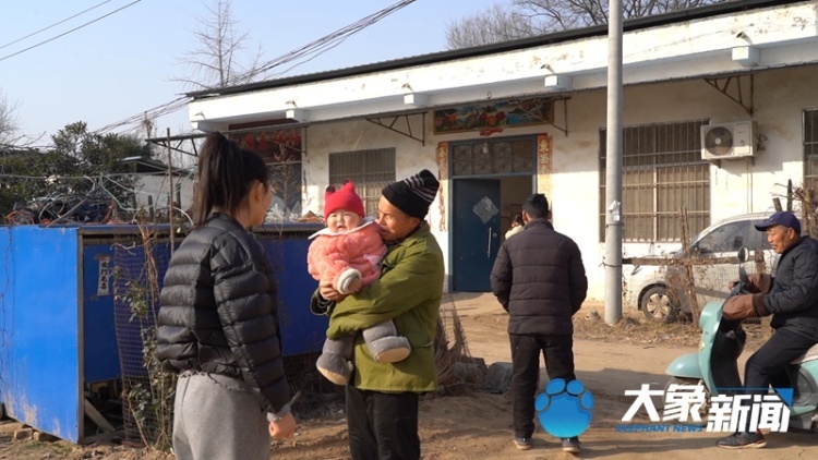 小镇“临时女儿”10元接单，代探留守父母