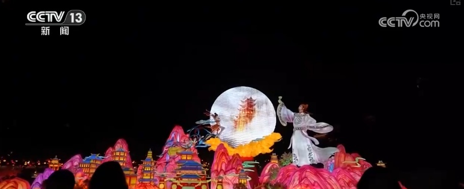 服务保障人员筑牢景区安全防线 让游客安心游玩欢天喜地过大年