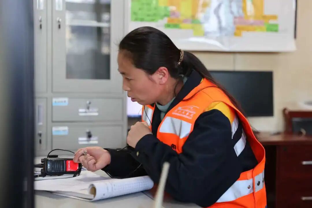 铁路夫妻用对讲机通话超十万次，说得最多的是这两个字……