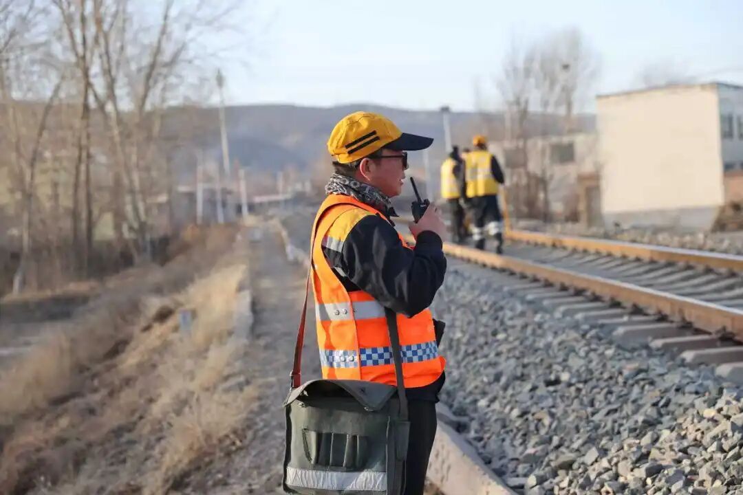 铁路夫妻用对讲机通话超十万次，说得最多的是这两个字……