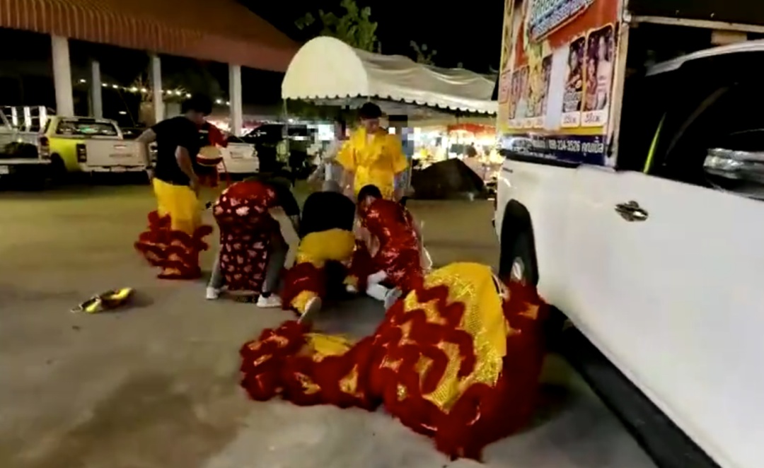 舞狮擒贼!泰国警察装扮成舞狮,抓获盗窃200万泰铢财物嫌犯 舞狮擒贼!泰国警察装扮成舞狮,抓获盗窃200万泰铢财物嫌犯