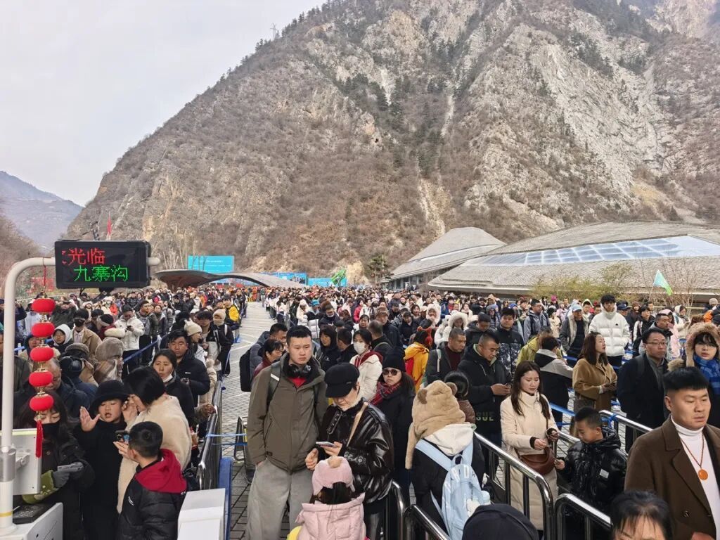 限流、暂停入园、观光车暂停……多地景区客流持续爆满