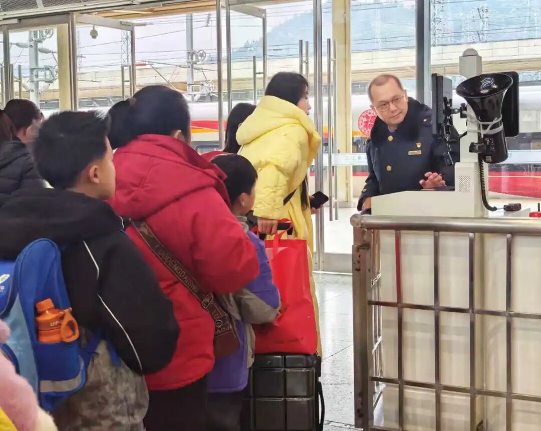 返程高峰来了！国铁南宁局加开1380列动车