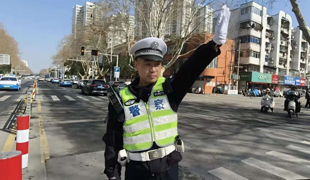 一肩担温暖，一心守通途