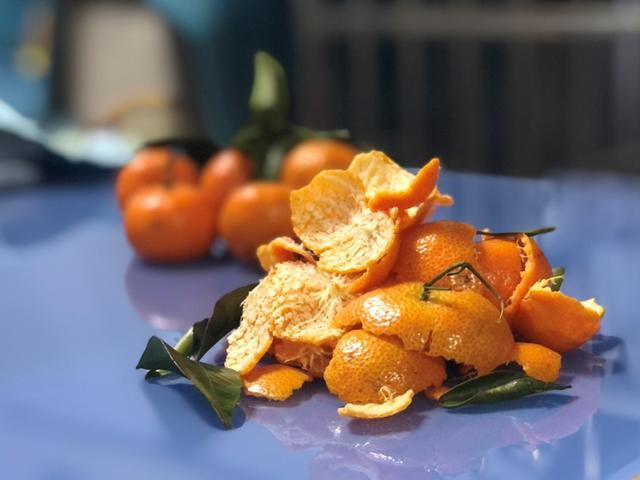 过年狂炫砂糖橘，我妈说我脸黄得像村口大黄狗