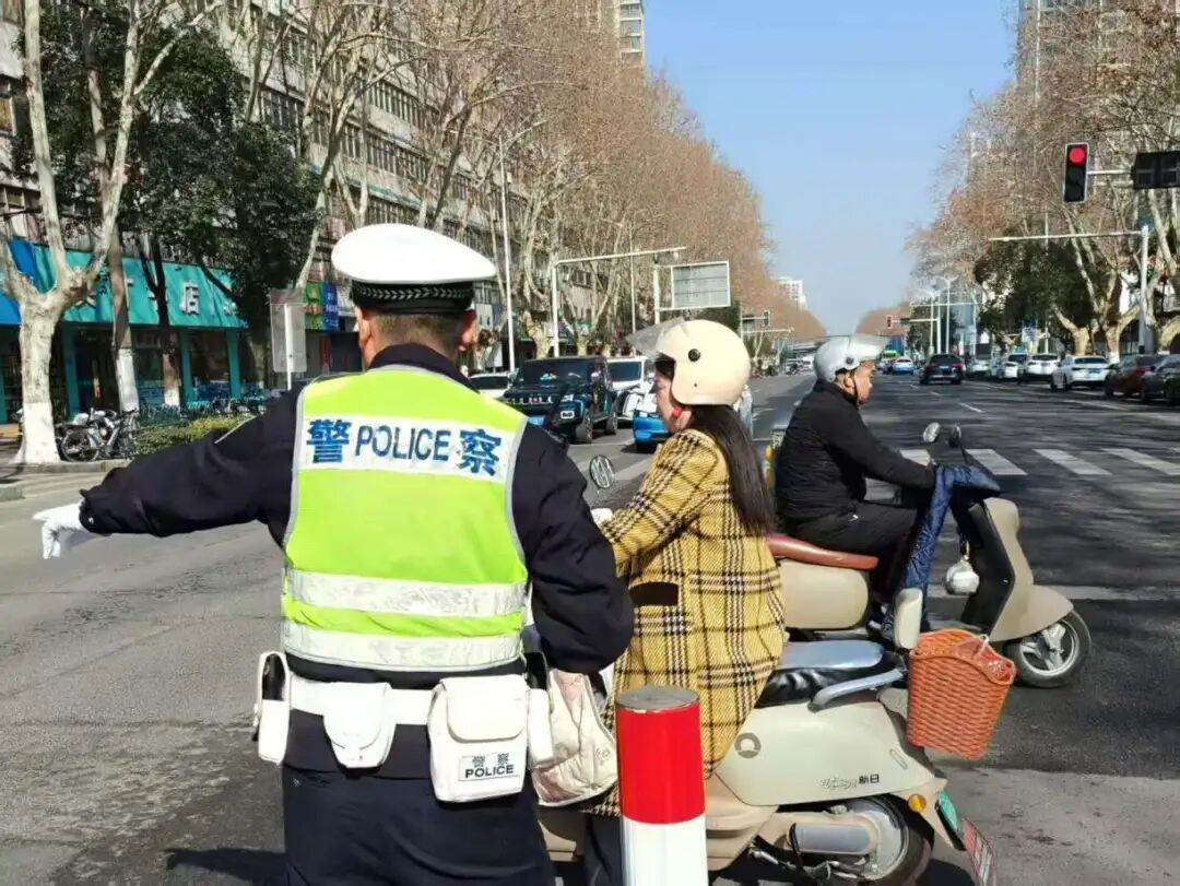 一肩担温暖，一心守通途