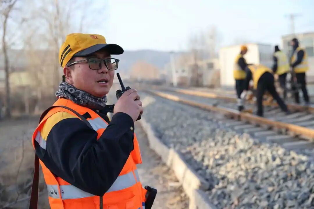 铁路夫妻用对讲机通话超十万次，说得最多的是这两个字……