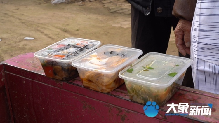 小镇“临时女儿”10元接单，代探留守父母