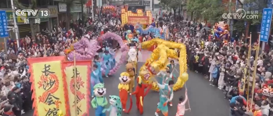 老民俗“走”出来与新消费“连”起来 文旅市场暖意浓游客“乐”享假日 老民俗“走”出来与新消费“连”起来 文旅市场暖意浓游客“乐”享假日