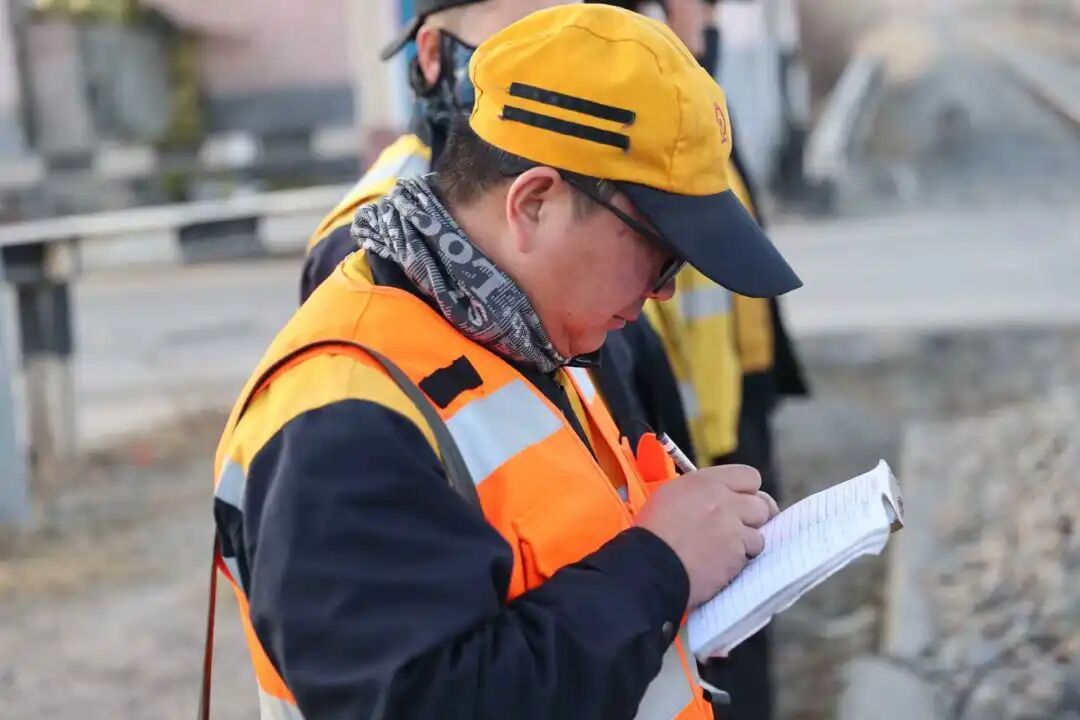 铁路夫妻用对讲机通话超十万次，说得最多的是这两个字……