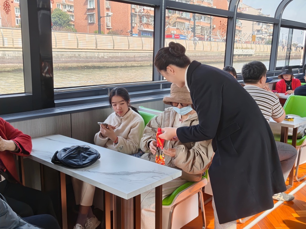 上海主要景点大年初四接待游客超115万人次,未来几天将迎短途游高峰 上海主要景点大年初四接待游客超115万人次,未来几天将迎短途游高峰