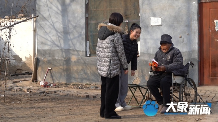 小镇“临时女儿”10元接单，代探留守父母