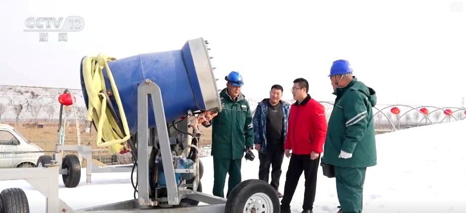 服务保障人员筑牢景区安全防线 让游客安心游玩欢天喜地过大年