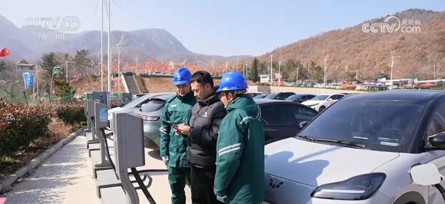 服务保障人员筑牢景区安全防线 让游客安心游玩欢天喜地过大年