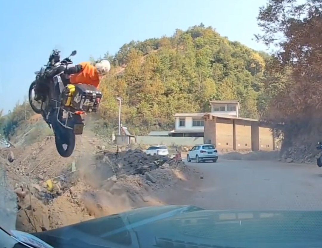 “飞驰人生”现实版！女子骑摩托失控坠坡画面火了，当事人回应：人没事，千万别学我