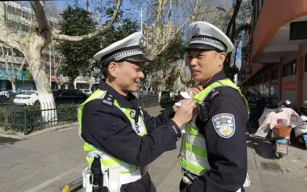 一肩担温暖，一心守通途