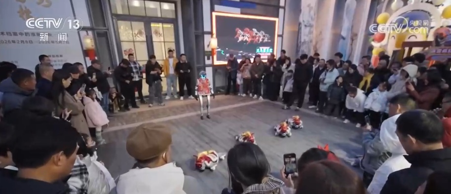 老民俗“走”出来与新消费“连”起来 文旅市场暖意浓游客“乐”享假日 老民俗“走”出来与新消费“连”起来 文旅市场暖意浓游客“乐”享假日