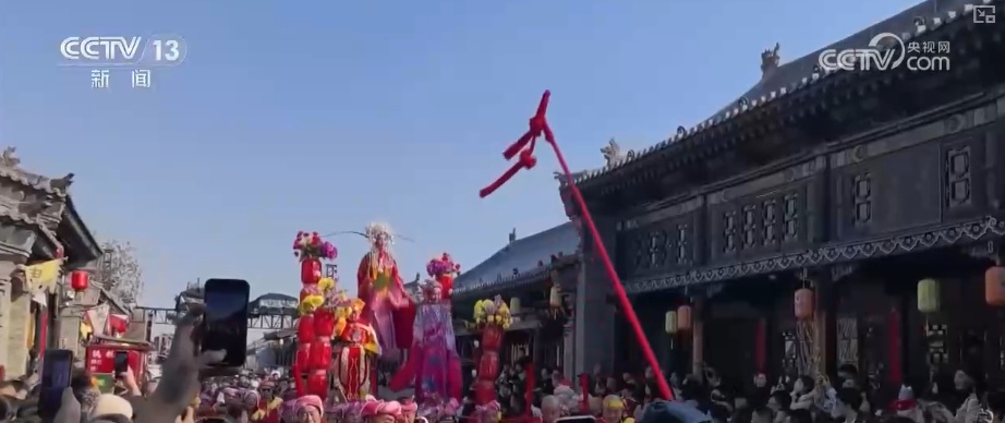 传统文化潮趣“出圈”共绘中国年 流动的文化盛宴让年味更浓、传承更鲜活