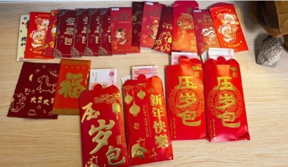 除夕夜，上海老夫妻捡到7万多元红包，4个娃的压岁钱物归原主