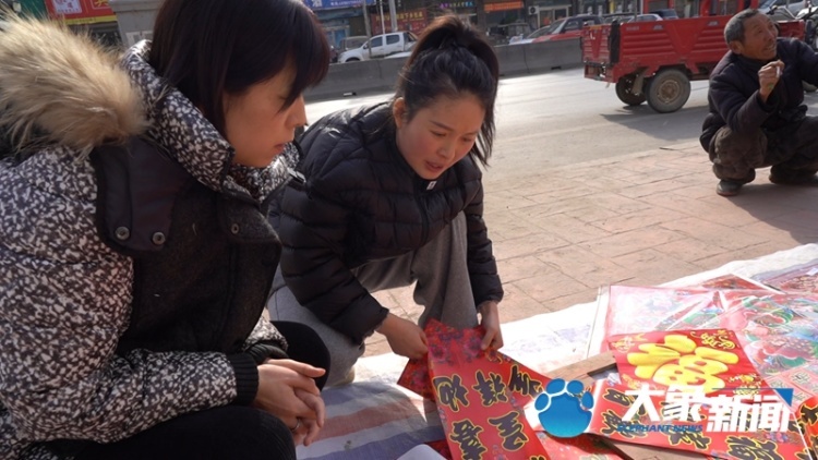 小镇“临时女儿”10元接单，代探留守父母