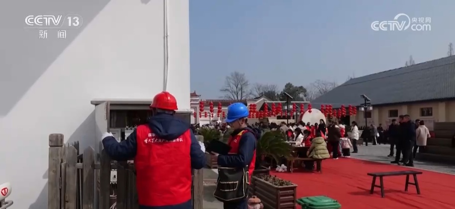 服务保障人员筑牢景区安全防线 让游客安心游玩欢天喜地过大年