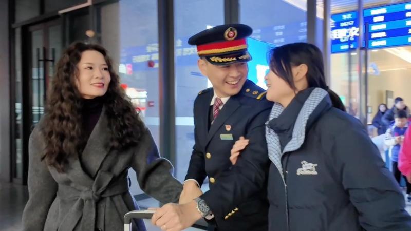 江西：春运“暖心调度” 让临客成为铁路司机的“团圆专列”