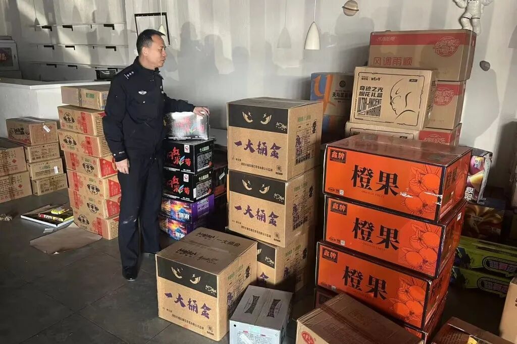 上海警方：曹某，拘留！去年12月以来已收缴1.2万余箱