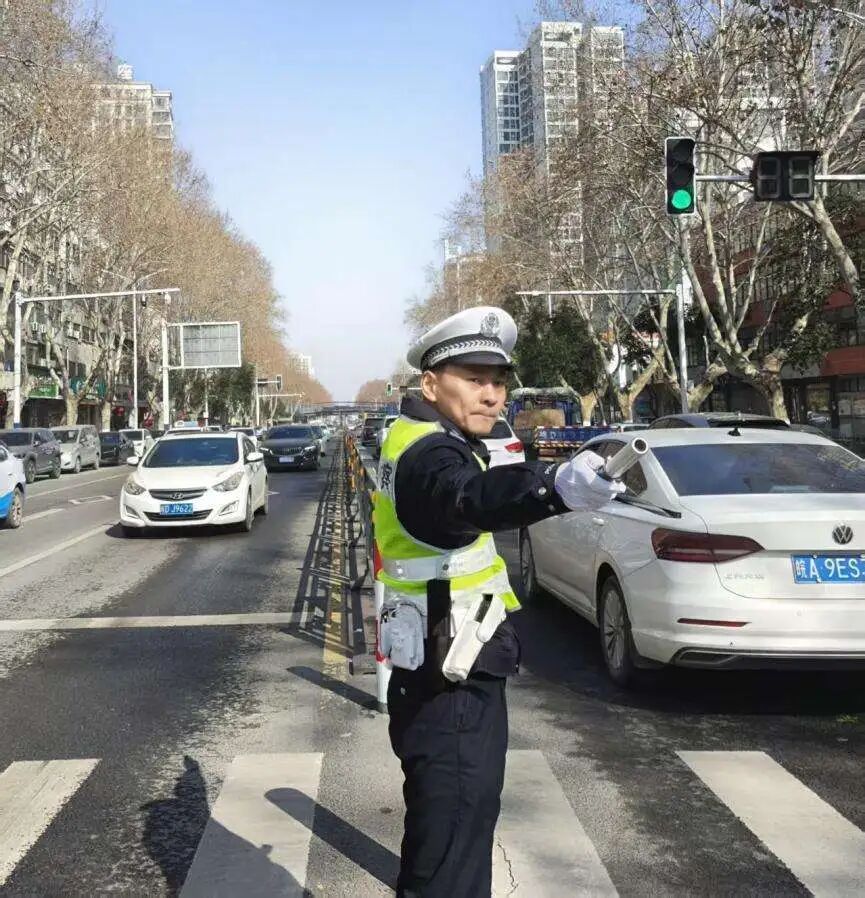 一肩担温暖，一心守通途