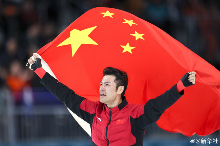 宁忠岩身披国旗庆祝 宁忠岩身披国旗庆祝