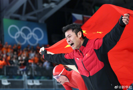 宁忠岩身披国旗庆祝 宁忠岩身披国旗庆祝