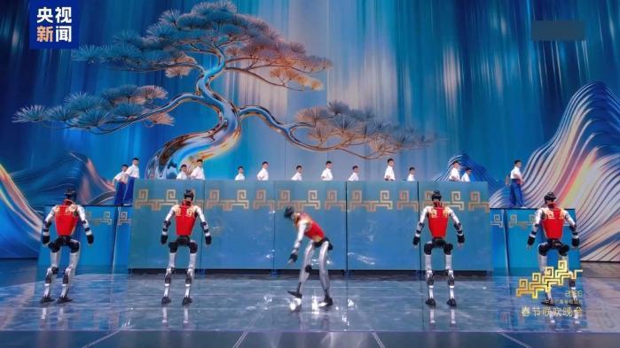 春晚“人机共武”引热议 外媒聚焦中国科技发展