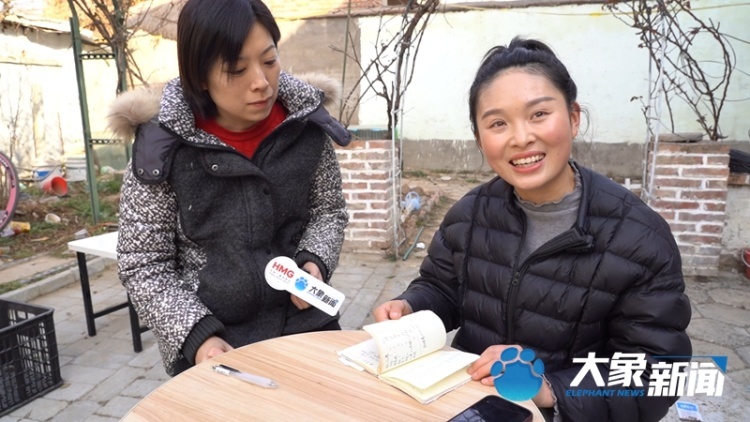 小镇“临时女儿”10元接单，代探留守父母