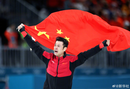 宁忠岩身披国旗庆祝 宁忠岩身披国旗庆祝