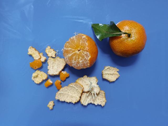 过年狂炫砂糖橘，我妈说我脸黄得像村口大黄狗