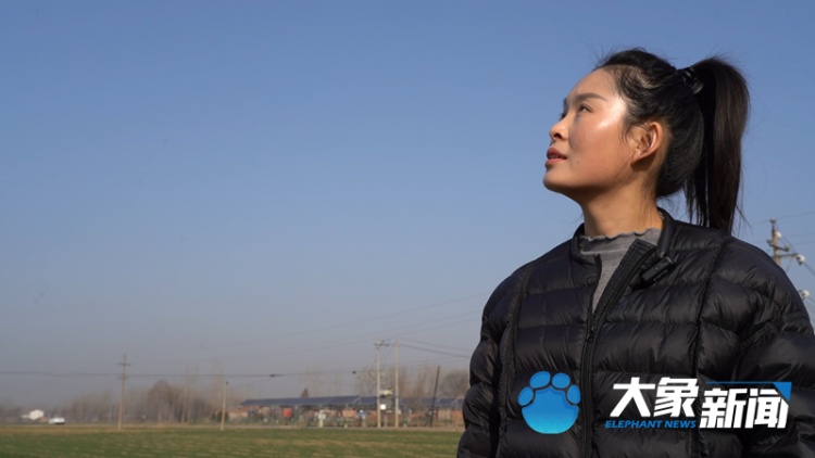 小镇“临时女儿”10元接单，代探留守父母