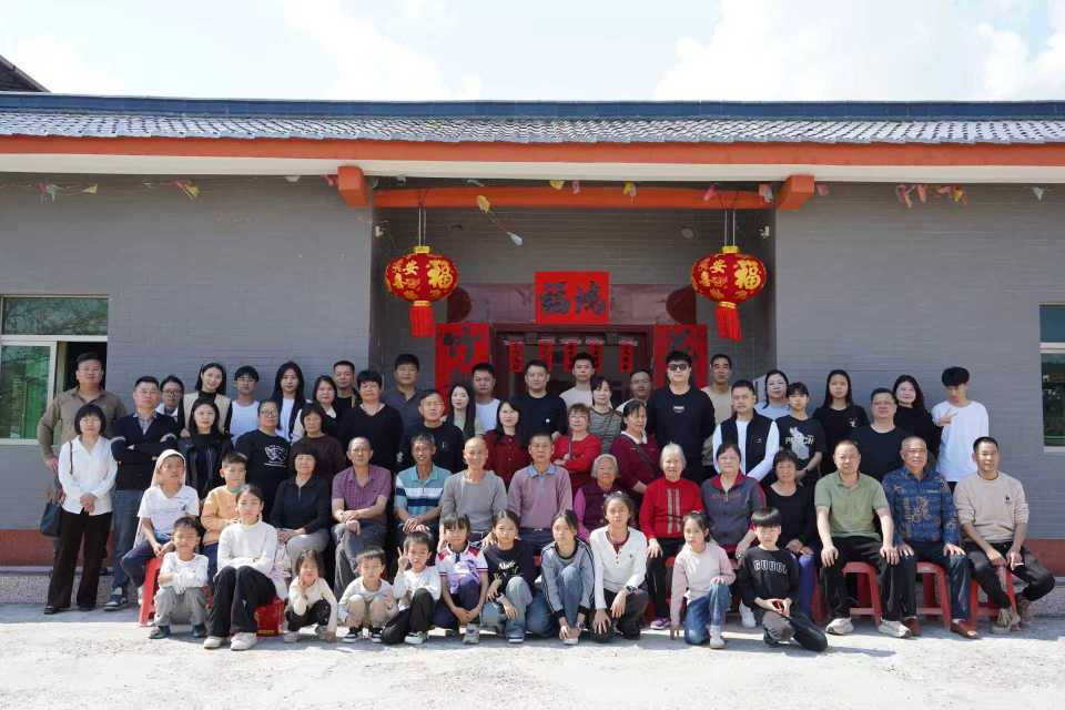 广东一家族连续四年拍春节全家福引网友羡慕：五代同堂60多人，最大年龄差超90岁