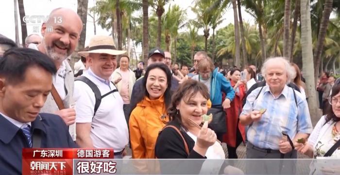 从一线城市到宝藏小城 外国游客“马”不停蹄过中国年